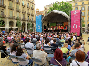 Festival A Capella 2015. Cor Jove del Conservatori Isaac Alb&eacute;niz a la pla&ccedil;a de la Independ&egrave;ncia