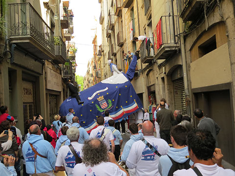 El Poulain de P&eacute;zenas, enfilant-se als balcons, al carrer Ballesteries