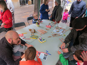 Festes de Primavera de Girona 2015. Taller de Tarlanets a la Rambla de la Llibertat