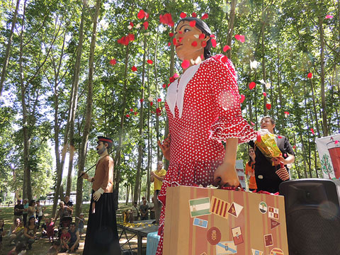 Moment del bateig dels gegants la Carmen i en Benet, amb p&egrave;tals de rosa