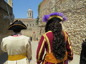 Girona resisteix! Jornades de recreaci&oacute; hist&ograve;rica de la Guerra de Successi&oacute;. Desfilada pels carrers