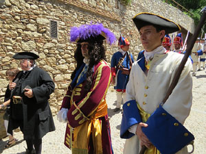 Girona resisteix! Jornades de recreaci&oacute; hist&ograve;rica de la Guerra de Successi&oacute;. Desfilada pels carrers