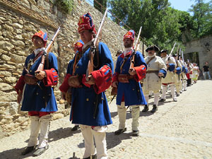 Girona resisteix! Jornades de recreaci&oacute; hist&ograve;rica de la Guerra de Successi&oacute;. Desfilada pels carrers