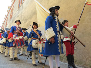 Girona resisteix! Jornades de recreaci&oacute; hist&ograve;rica de la Guerra de Successi&oacute;. Desfilada pels carrers