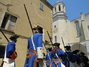 Girona resisteix! Jornades de recreaci&oacute; hist&ograve;rica de la Guerra de Successi&oacute;. Desfilada pels carrers