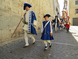 Girona resisteix! Jornades de recreaci&oacute; hist&ograve;rica de la Guerra de Successi&oacute;. Desfilada pels carrers