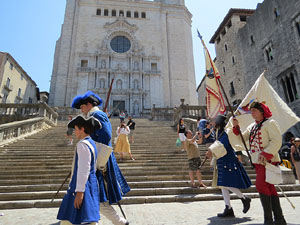 Girona resisteix! Jornades de recreaci&oacute; hist&ograve;rica de la Guerra de Successi&oacute;. Desfilada pels carrers