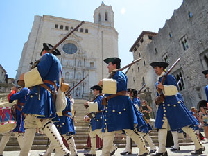 Girona resisteix! Jornades de recreaci&oacute; hist&ograve;rica de la Guerra de Successi&oacute;. Desfilada pels carrers