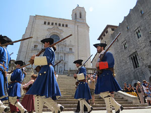 Girona resisteix! Jornades de recreaci&oacute; hist&ograve;rica de la Guerra de Successi&oacute;. Desfilada pels carrers