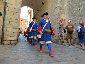 Girona resisteix! Jornades de recreaci&oacute; hist&ograve;rica de la Guerra de Successi&oacute;. Desfilada pels carrers