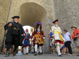 Girona resisteix! Jornades de recreaci&oacute; hist&ograve;rica de la Guerra de Successi&oacute;. Desfilada pels carrers