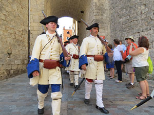 Girona resisteix! Jornades de recreaci&oacute; hist&ograve;rica de la Guerra de Successi&oacute;. Desfilada pels carrers