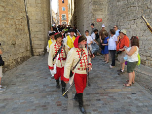 Girona resisteix! Jornades de recreaci&oacute; hist&ograve;rica de la Guerra de Successi&oacute;. Desfilada pels carrers