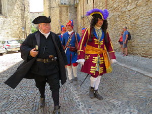 Girona resisteix! Jornades de recreaci&oacute; hist&ograve;rica de la Guerra de Successi&oacute;. Desfilada pels carrers