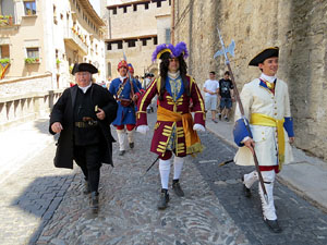 Girona resisteix! Jornades de recreaci&oacute; hist&ograve;rica de la Guerra de Successi&oacute;. Desfilada pels carrers