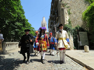 Girona resisteix! Jornades de recreaci&oacute; hist&ograve;rica de la Guerra de Successi&oacute;. Desfilada pels carrers