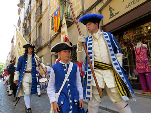 Girona resisteix! Jornades de recreaci&oacute; hist&ograve;rica de la Guerra de Successi&oacute;. Desfilada pels carrers