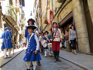 Girona resisteix! Jornades de recreaci&oacute; hist&ograve;rica de la Guerra de Successi&oacute;. Desfilada pels carrers