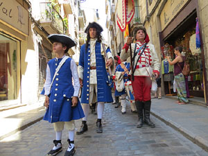 Girona resisteix! Jornades de recreaci&oacute; hist&ograve;rica de la Guerra de Successi&oacute;. Desfilada pels carrers