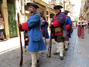 Girona resisteix! Jornades de recreaci&oacute; hist&ograve;rica de la Guerra de Successi&oacute;. Desfilada pels carrers