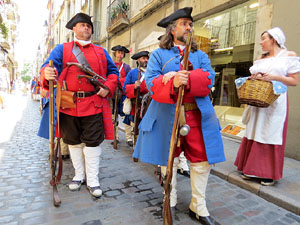 Girona resisteix! Jornades de recreaci&oacute; hist&ograve;rica de la Guerra de Successi&oacute;. Desfilada pels carrers