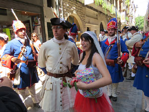 Girona resisteix! Jornades de recreaci&oacute; hist&ograve;rica de la Guerra de Successi&oacute;. Desfilada pels carrers