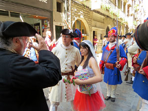 Girona resisteix! Jornades de recreaci&oacute; hist&ograve;rica de la Guerra de Successi&oacute;. Desfilada pels carrers