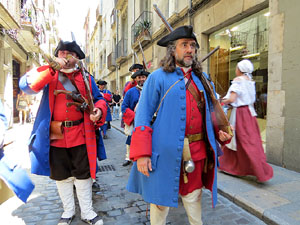 Girona resisteix! Jornades de recreaci&oacute; hist&ograve;rica de la Guerra de Successi&oacute;. Desfilada pels carrers