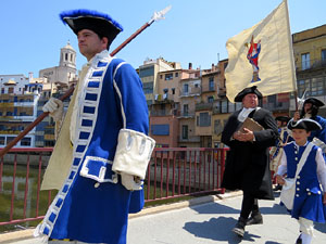 Girona resisteix! Jornades de recreaci&oacute; hist&ograve;rica de la Guerra de Successi&oacute;. Desfilada pels carrers