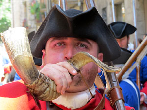 Girona resisteix! Jornades de recreaci&oacute; hist&ograve;rica de la Guerra de Successi&oacute;. Desfilada pels carrers