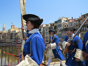Girona resisteix! Jornades de recreaci&oacute; hist&ograve;rica de la Guerra de Successi&oacute;. Desfilada pels carrers