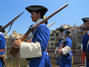 Girona resisteix! Jornades de recreaci&oacute; hist&ograve;rica de la Guerra de Successi&oacute;. Desfilada pels carrers