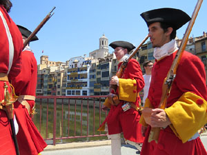 Girona resisteix! Jornades de recreaci&oacute; hist&ograve;rica de la Guerra de Successi&oacute;. Desfilada pels carrers
