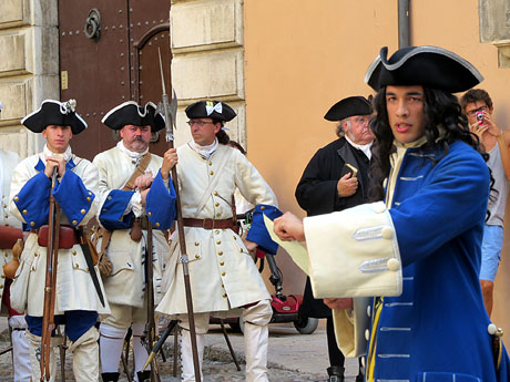Girona resisteix! Jornades de recreaci&oacute; hist&ograve;rica de la Guerra de Successi&oacute;. Presentaci&oacute; de l'esdeveniment a la pla&ccedil;a de la Catedral