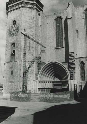 Obres de finalització de la porta dels Apòstols. 1971