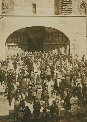 La plaça dels Apòstols plena de gom a gom després de l'ofici religiós. 1920-1930