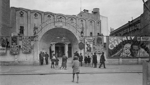El Teatre Albéniz, un dels cinemes que hi havia a la plaça, 1928