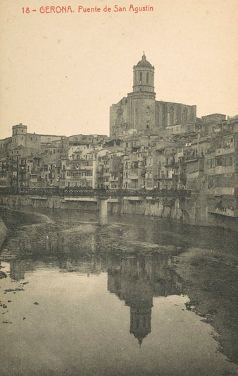 El riu Onyar al seu pas pel centre de la ciutat, travessat pel pont de Sant Agustí. S'observen les cases de l'Onyar entre les quals destaca la Casa Masó pintada de blanc. Al fons a l'esquerra, l'Institut Vell i al centre, la Catedral. 1919-1925