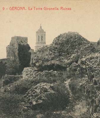 Restes de la Torre Gironella, 1910-1930. En segon terme a l'esquerra, la torre del Telègraf. Al fons el campanar de la Catedral