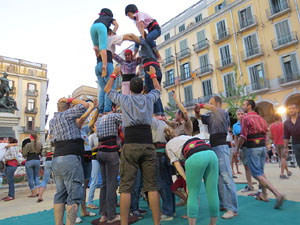 Und&agrave;rius, festival d'estiu de Girona de cultura popular i tradicional. Assajos dels Marrecs de Salt a la pla&ccedil;a Independ&egrave;ncia