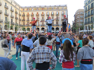 Und&agrave;rius, festival d'estiu de Girona de cultura popular i tradicional. Assajos dels Marrecs de Salt a la pla&ccedil;a Independ&egrave;ncia