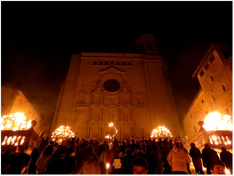 La Catedral, il&middot;luminada pel foc