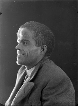 Festival MOT 2016. Exposici&oacute; Vides miN&Uacute;Scules al viaducte del tren