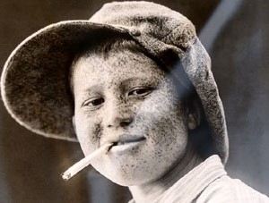 Festival MOT 2016. Exposici&oacute; Vides miN&Uacute;Scules al viaducte del tren