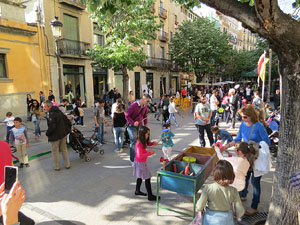 Festes de Primavera de Girona 2016. Activitats a la Rambla de la Llibertat: cavallets ecològics, tallers de circ, contes amb titelles