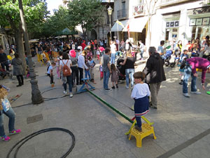 Festes de Primavera de Girona 2016. Activitats a la Rambla de la Llibertat: cavallets ecològics, tallers de circ, contes amb titelles