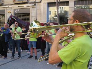 Festes de Primavera de Girona 2016. Cercavila de mulasses amb la Mula Baba i les Mulasses de Vilanova i la Geltrú