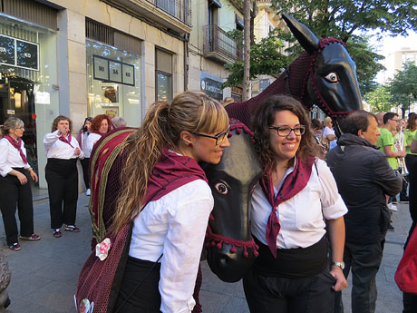 Festes de Primavera de Girona 2016. Cercavila de mulasses amb la Mula Baba i les Mulasses de Vilanova i la Geltrú