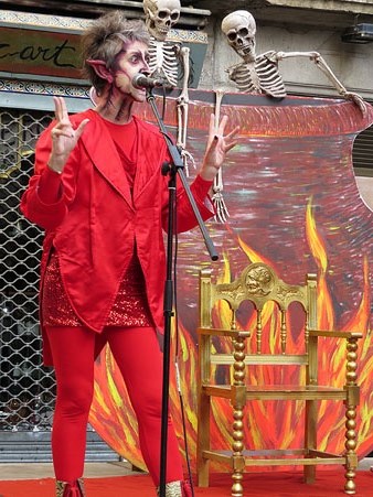 La patge infernal Belcebuna a la pla&ccedil;a del Vi