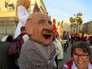 Fires 2015. Cercavila d'inici de Fires amb Fal&middot;lera Gironina, els gegants de Santa Eug&egrave;nia, els gegants de l'Esquerra del Ter, la Mula Baba i la Girona Marxing Band